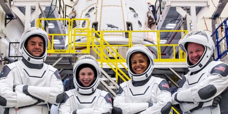 Crew completes spaceship fit check ahead of all-private mission to orbit