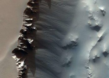 Fly across Mars’s ‘labyrinth of night’ with Mars Express