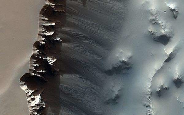 Fly across Mars’s ‘labyrinth of night’ with Mars Express