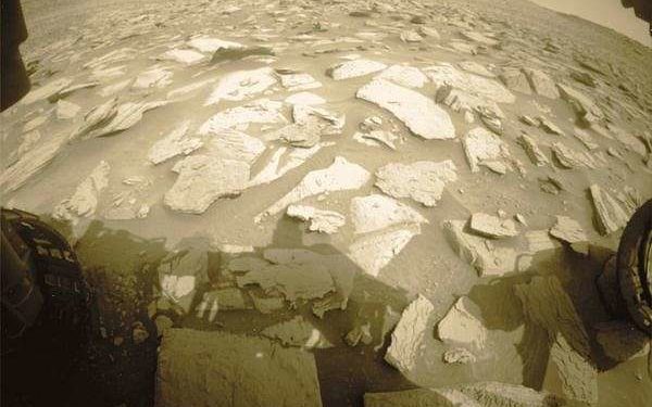 Watch Your Step: Sols 4037-4038