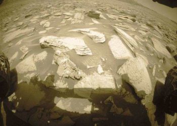 Still hanging in there: Sols 4043-4044: