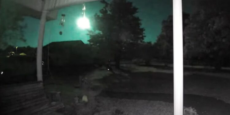 Watch the moment a brilliant green fireball meteor turns night to day over Tennessee (video)