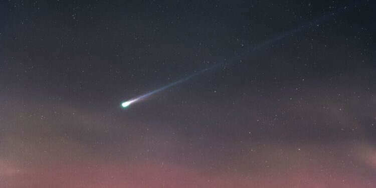 Comet Lemmon’s ghostly tail haunts the skies above England (photo)