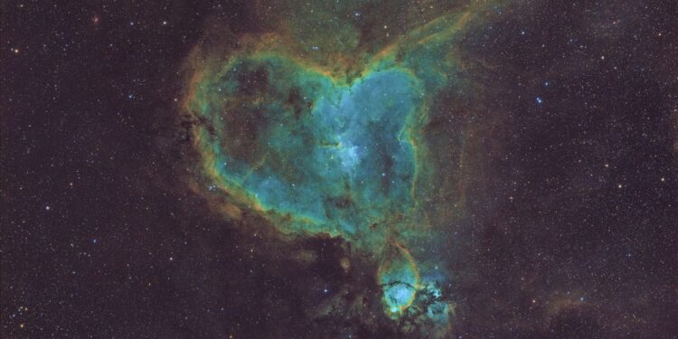 A cosmic heart bursts with light in new deep space astrophotographer portrait (photo)