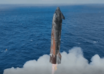 Watch a charred SpaceX Starship land in the ocean after acing Flight Test 11 (video)
