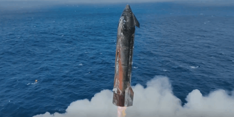 Watch a charred SpaceX Starship land in the ocean after acing Flight Test 11 (video)