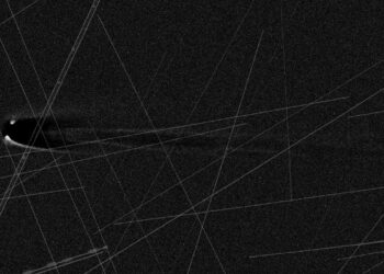 Comet Lemmon photos are plagued by satellite streaks. Here’s how amateur astronomers face the problem