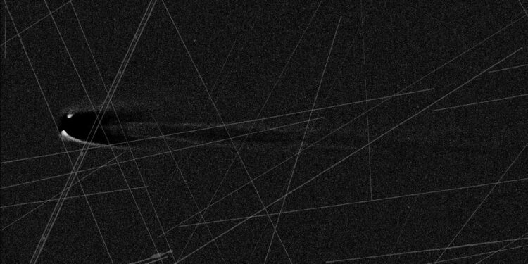 Comet Lemmon photos are plagued by satellite streaks. Here’s how amateur astronomers face the problem