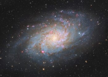 Astrophotographer spies a spiral galaxy bursting with starbirth (photo)