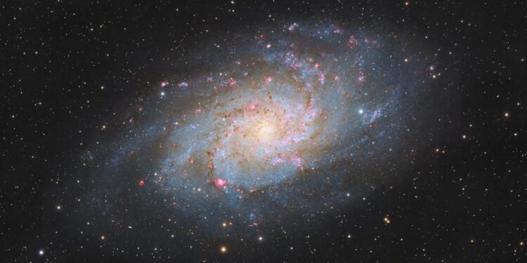 Astrophotographer spies a spiral galaxy bursting with starbirth (photo)