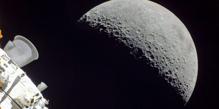 US military wants to track ‘potential threats’ coming from the moon