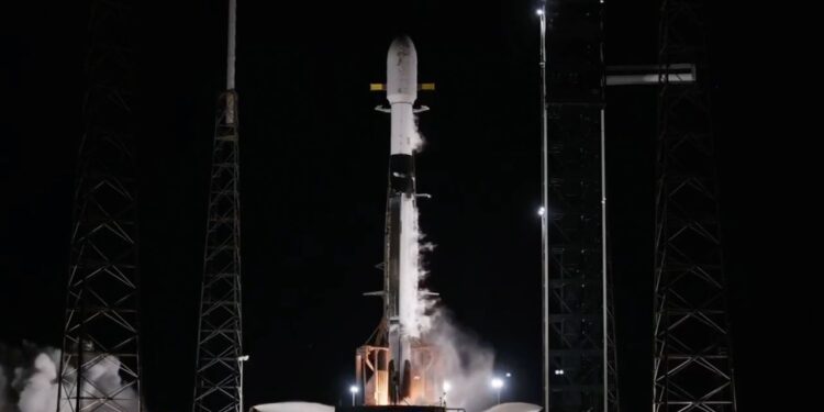 SpaceX Falcon 9 rocket streaks into Florida’s night sky carrying Starlink satellites to orbit (video)