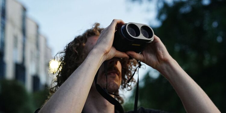 Are image-stabilized binoculars good for stargazing?