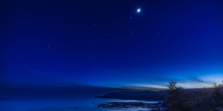 Jupiter and the moon take a sunset stroll tonight. Here’s how to see it