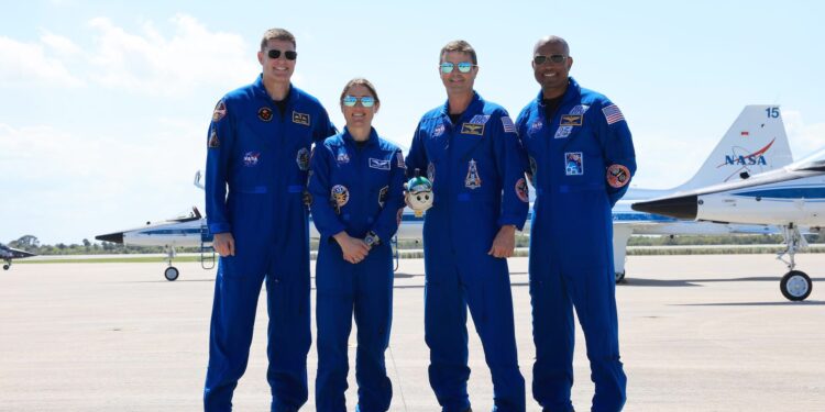 Artemis 2 astronauts arrive at KSC