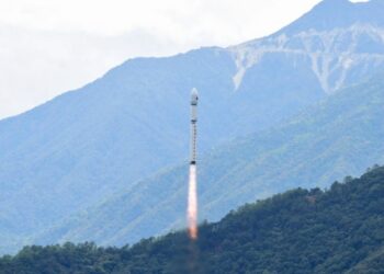 China launches PRSC-EO3 for Pakistan, lofts internet test and environment monitoring satellites