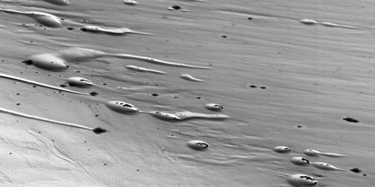 Ice melts in the springtime on Mars | Space photo of the day for April 24, 2026