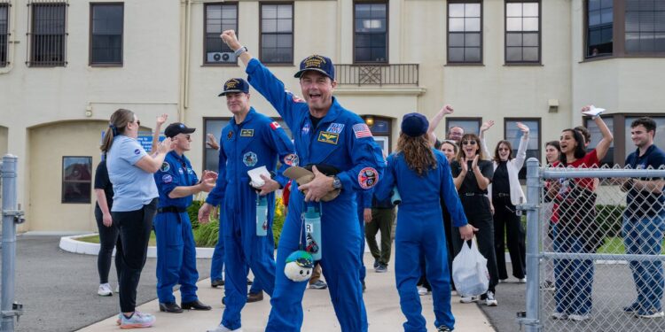 This Artemis 2 astronaut really loves Rise | Space photo of the day for April 14, 2026