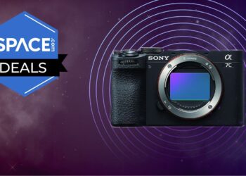 Our recommended choice as the best beginner mirrorless camera has $400 off, and has just hit its best price of the year at Best Buy