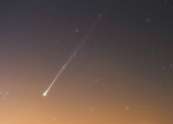 See Comet PanSTARRS glow above a false dawn in stunning new photo