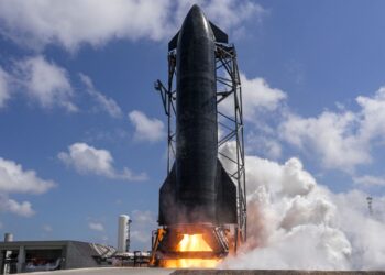 SpaceX fires up next-gen ‘Version 3’ Starship ahead of landmark May test flight (photos)