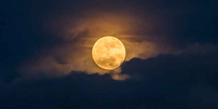 May full moon 2026: When, where and how to see the Flower Moon