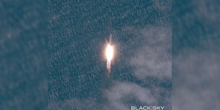 SpaceX Falcon Heavy launch seen from space (satellite photos)