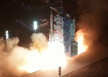 China launches 3 astronauts, including 1st ever from Hong Kong, to Tiangong space station (video)